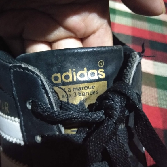 This is an Adidas Superstar. Size is UK 4. The color is black with white stripes - Picture 4 of 5